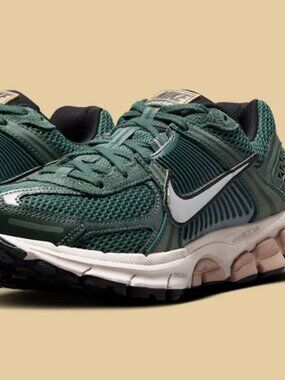 Nike Zoom Vomero 5 Vintage Green / Chrome size 9 / 7.5